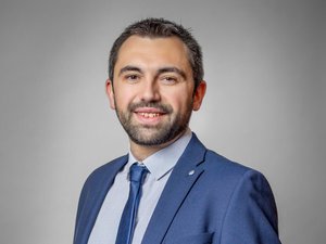 Vincent Mani, cumule vie professionnelle et ambition pour la politique, à Annecy