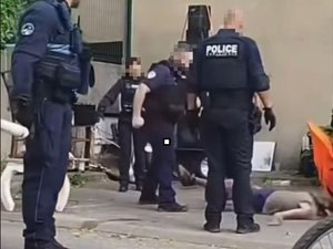Violences policières à Carcassonne : une vidéo met le feu aux poudres, montrant un policier projeter brutalement un jeune SDF au sol, une enquête pour "violences volontaires" est ouverte