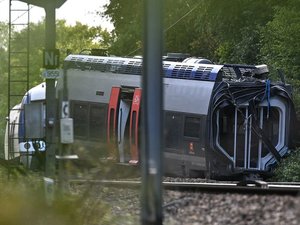 Déraillement d'un train en Normandie : en voyant le morceau de rail en travers des voies, le conducteur a "sans doute évité un drame bien plus grave"