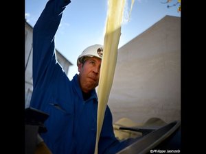 Aligot cuisiné dans une bétonnière, saucisses grillées dans une brouette : cet insolite déjeuner spectacle est de retour en Aveyron