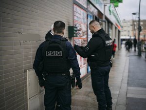 Les champions du jour : ils parlent à voix haute d'acheter des stupéfiants, mais le commandant de la gendarmerie était assis à côté d'eux dans le train