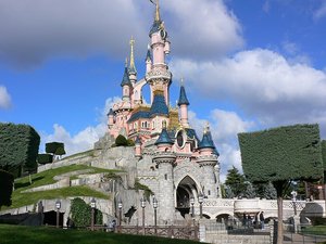 Ils forçaient des enfants à devenir pickpockets à Disneyland Paris, générant en moyenne 25 000 euros de biens volés par jour : le procès s'ouvre ce mardi