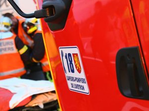 Une voiture percute un engin de chantier stationné sur le bord de la route, en Aveyron : une femme de 49 ans transportée à l'hôpital