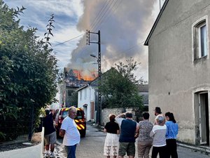 Un bâtiment inhabité détruit par les flammes dans un village de l'Aveyron, la bâtisse menace de s'effondrer