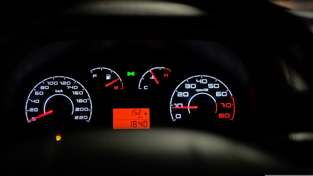Un véhicule fait des zigzags et attire l’attention des policiers : ils tombent sur un conducteur… qui peine à atteindre les pédales