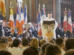 VIDÉO. Nouveau scandale à Carcassonne : un aumônier appelle les "gauchistes" à se calmer puis évoque une conspiration d'extrême-droite devant des militaires