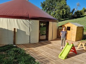 "Idée insolite peut-être mais tout réfléchi" : les assistantes maternelles accueillent les enfants dans une yourte dans ce village de l'Aveyron