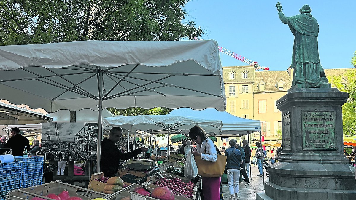 "Allez voir, c’est agréable, espacé" : autour des étals, la joie des retrouvailles du marché sur la place de la Cité, à Rodez