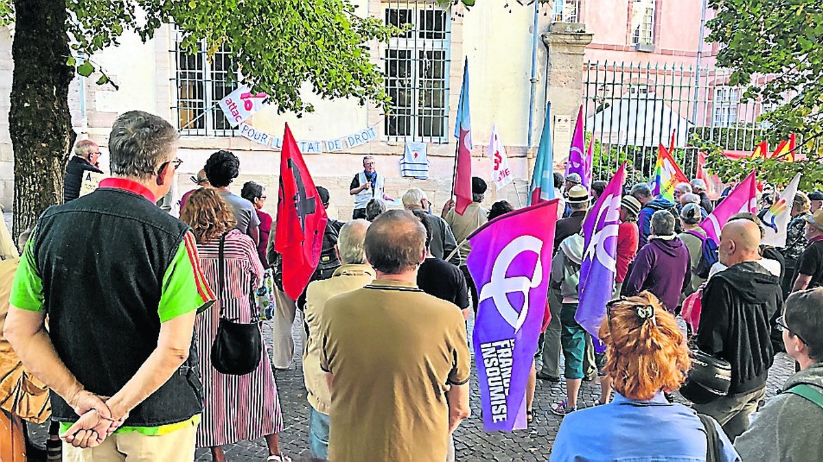 "Un permis de tuer qui fragilise les enquêtes" : mobilisation à Rodez pour s’opposer à la loi sur la présomption d’usage des armes