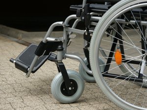 Un homme en fauteuil roulant surpris en train de voler dans un supermarché : il retrouve l'usage de ses jambes pour fuir le vigile