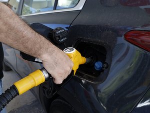 Prix des carburants : le gouvernement promet d'annoncer de nouvelles aides mardi, quels secteurs pourraient être concernés ?