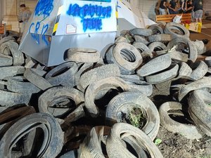 VIDÉO. Prix des carburants : les agriculteurs manifestent à Rodez en déversant des radars devant le centre des finances publiques