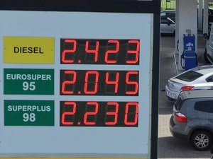 Prix des carburants : infirmiers libéraux, agriculture, BTP, chèque énergie, grands rouleurs... Qui va profiter des aides annoncées par le gouvernement ?