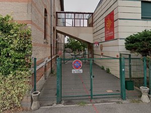 Le "jeu entre adolescents" va trop loin : une jeune fille est attachée à la grille du lycée, humiliée et menacée avec un couteau sous la gorge, sans que personne n'intervienne