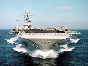 "Un marin est passé par-dessus bord début août" : pourquoi y a-t-il eu huit tentatives de suicides sur ce porte-avions américain mobilisé contre l'Iran ?
