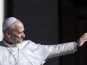 Léon XIV en France : quel est ce maillot de football spécial que le pape a dédicacé, dès son atterrissage à Paris ?