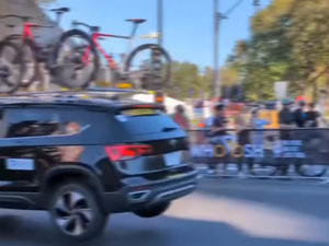 VIDÉO. Excès de vitesse aux Mondiaux de cyclisme : le sélectionneur de l'équipe d'Espagne juniors se croit dans un rallye automobile durant la course en ligne