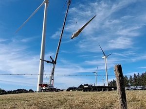 L'image du jour : 400 tonnes et 87 m de haut, le spectacle impressionnant en Aveyron d'une grue pour réparer une pale d'éolienne