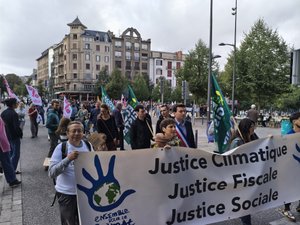 "On n'est jamais trop petit pour agir": plus de 200 personnes à Rodez à la marche pour le climat, le vivant, la paix et la justice sociale