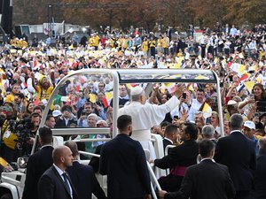 Léon XIV en France : après une messe géante face à une marée de 800 000 personnes, le pape est en route pour Lourdes