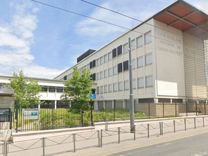 Pour "intimider ses potentiels harceleurs", un adolescent dégaine un pistolet sur le parvis du lycée et menace un élève : l'arme était factice