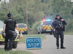 Arrestations, riverains évacués, ambulances, équipe de déminage... Ce que l'on sait sur "l'incident majeur" près d'une base aérienne en Angleterre