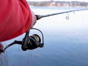 Il refuse de donner sa canne à pêche à des adolescents, qui le poussent à l'eau : le pêcheur de 61 ans ne savait pas nager