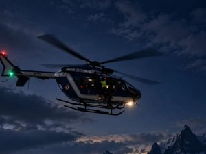 De nuit, l'hélicoptère des secours manque de percuter des parapentistes en plein vol : le coup de gueule des gendarmes sur cette pratique interdite