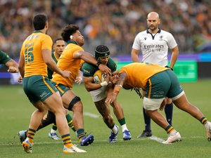 Une séquence totalement improbable : en plein match de rugby, un arbitre a dû utiliser un téléphone pour communiquer avec son assistant vidéo