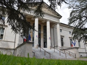"Elle a perdu l'équilibre" : la défense du père ne convainc pas le tribunal, il est condamné pour des violences sur sa femme et sa fille