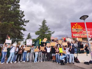 Blocus des lycées : des élèves de l'Aveyron se joignent à la mobilisation nationale et font entendre leur colère