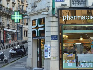 "J'étais seul" : malade, il se rend dans une pharmacie pour une téléconsultation médicale qui démarre avec près de 2 h de retard et se retrouve enfermé dans l'officine