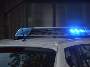 Ils voulaient faire comme dans les films américains et sortent un gyrophare pour rejoindre leur fête... ils n'avaient pas prévu de tomber nez à nez sur une vraie inspectrice de police