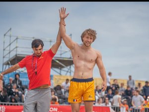 "Il n'y a pas de sol, on est tout le temps debout" : Mathis Mayrand, le visage aveyronnais de la lutte française... sur sable
