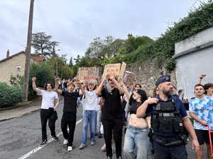 "C'est essentiel de bien se tenir pour ne pas décrédibiliser nos revendications" : à Villefranche-de-Rouergue, les lycéens aussi manifestent leur colère