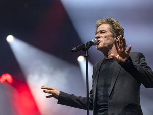 "Éviter les rumeurs, les interprétations fantaisistes" : alors qu'il démarre sa tournée "Des adieux" ce 3 octobre, le chanteur Hubert-Félix Thiéfaine révèle qu'il est atteint d'une maladie incurable