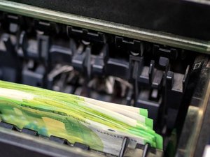 Le braqueur dynamite le distributeur de billets et se retrouve à l'hôpital sous la surveillance de la police