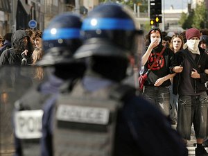 VIDÉO. Blocage des lycées : pris à partie, un policier en civil jeté à terre et frappé à coups de pied dans la tête par une bande de jeunes