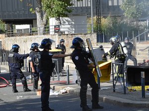 Colère des lycéens : les policiers condamnent les violences et les dégradations "d'une ampleur inhabituelle" à Rodez
