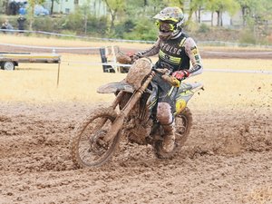 VIDEO. Moto : après plusieurs faits de course et même une réclamation, l'Auvergnat Jérémy Miroir en profite et remporte la 22e Aveyronnaise classic