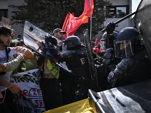 Blocage des lycées : un policier poursuivi pour tentative de meurtre par un des deux mineurs qui l'ont roué de coups