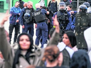Blocage des lycées : Sébastien Lecornu tente d'éteindre le feu, alors qu'une grève dans la fonction publique est imminente