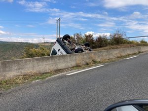En passant sous le viaduc de Millau, il fait un tonneau pour franchir la barrière de sécurité et se retrouve sur le toit