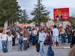 "On n'a pas envie que ça dégénère ici, mais il faut aussi respecter leurs revendications" : à Millau, des parents d'élèves, militants syndicalistes et politiques, mobilisés aux côtés des lycéens