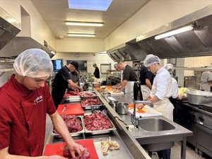 "On est un peu stressés, mais c'est une super belle expérience", les élèves de ce lycée hôtelier s'affairent en cuisine pour servir les plus de 400 convives d'Aveyron en Seine