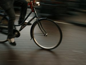 Il double plusieurs voitures, renverse un cycliste en se rabattant, s'arrête pour voir si sa carrosserie n'a rien, puis repart
