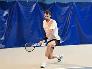 Tennis : le vétéran Kenny De Schepper sorti au premier tour par la pépite Daniel Jade ce mardi aux Internationaux de Rodez