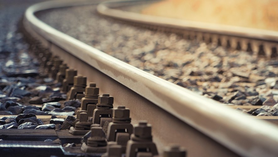Aalonge Allongé sur la voie ferrée, il attend que le train lui roule dessus, le ...