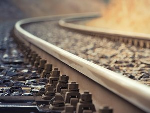 Allongé sur la voie ferrée, il attend que le train lui roule dessus, le désespéré est toujours en vie après le passage du TER