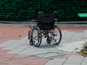 Un paraplégique piégé par un mégot de cigarette prend feu dans son fauteuil roulant, sous les yeux de son fils, témoin à distance de la scène via des caméras de surveillance